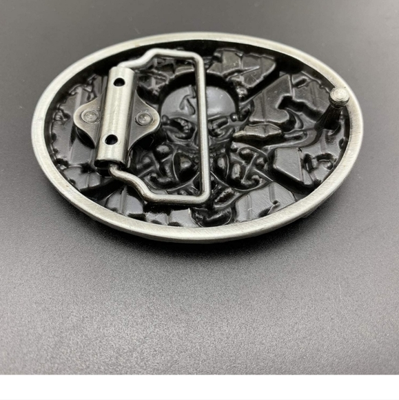 New skull and crossbones snake belt buckle approximately 3 inch wide - Picture 3 of 3